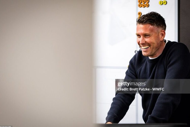 Rob Edwards và nhiệm vụ hàn gắn Wolverhampton