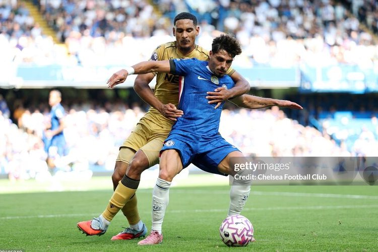 Vì sao bảng xếp hạng Premier League lại sít sao?