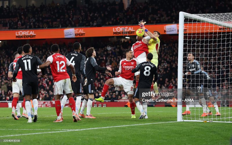 Arsenal đáng sợ ở các pha bóng cố định