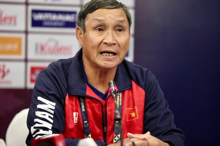 HLV Mai Đức Chung: Đến người Thái cũng khó hiểu với trọng tài