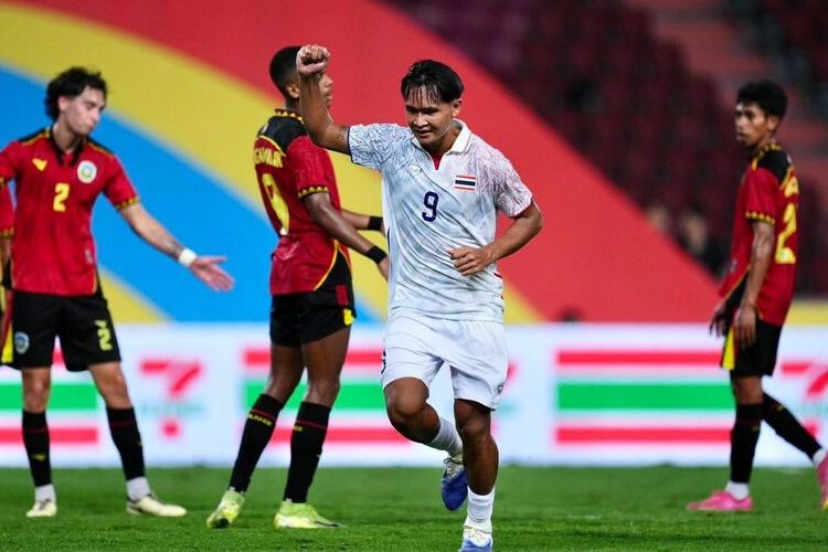 Hai chiến thắng trái ngược trong ngày mở màn bóng đá SEA Games