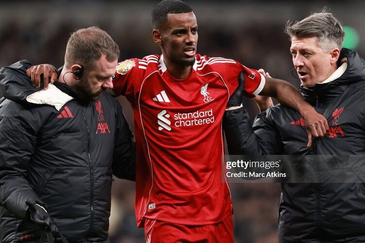 Liverpool phải làm gì trước chấn thương của Isak?