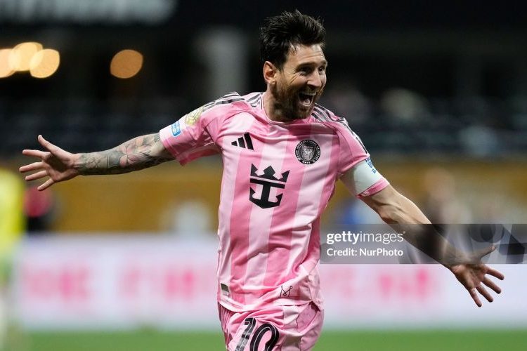 Messi và cuộc đua âm thầm với Ronaldo