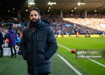 Amorim khó trụ lại MU