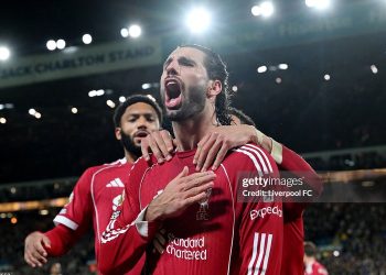 Liverpool va phải bức tường Leeds United