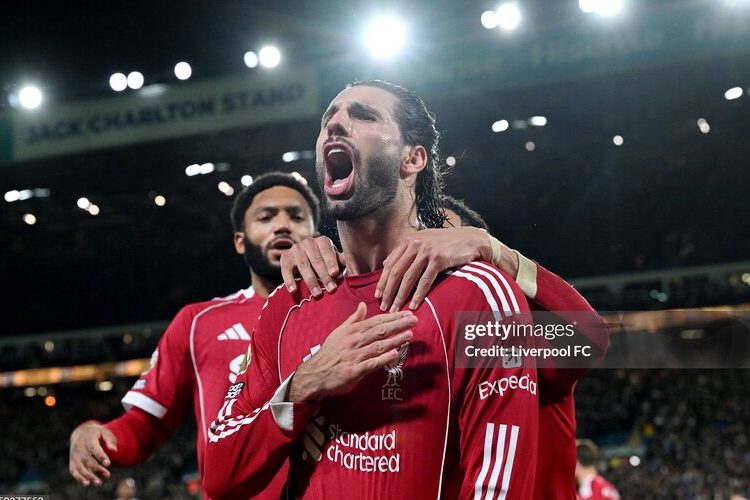 Liverpool va phải bức tường Leeds United